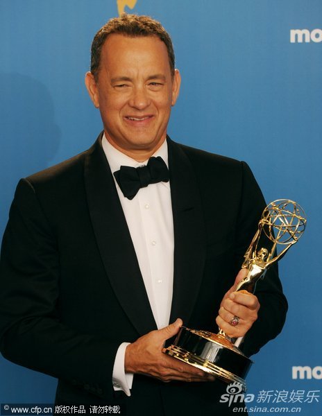 图文:艾美后台-汤姆-汉克斯手握奖杯