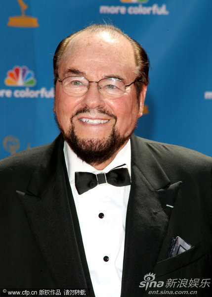 图文:艾美奖红毯-《演员工作室》詹姆斯-立顿