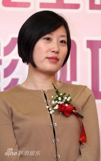 小说作者人海中