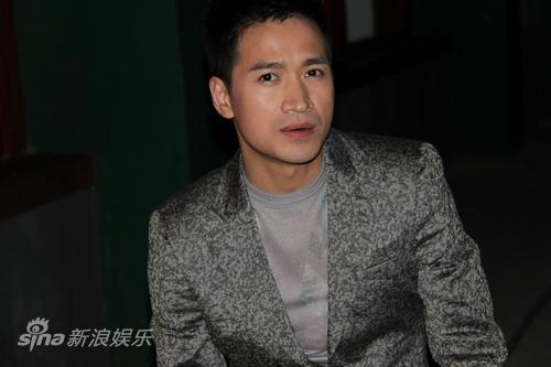 何晟铭帅气亮相