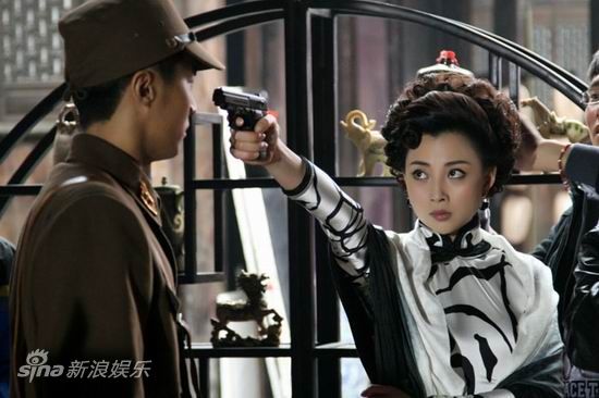 殷桃巾帼不让须眉