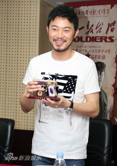 图文:《十一级台阶》开播-沙溢喜获礼物