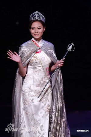 图文:2011香港小姐冠军-朱晨丽挥手_影音娱乐_新浪网