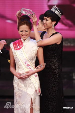 图文:2011香港小姐季军-庄思明为许亦妮颁发季