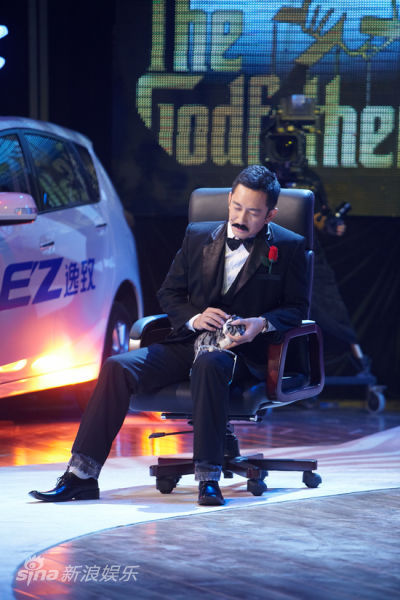 吴启华亮相