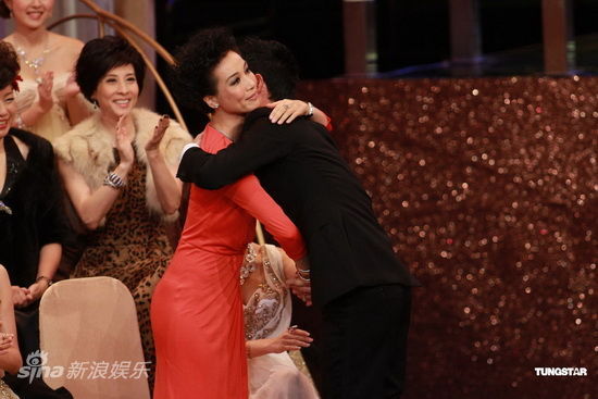 图文:TVB台庆颁奖礼现场-黄智贤拥抱江美仪_影音娱乐_新浪网