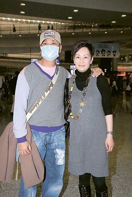 欧阳震华口鼻生疮戴口罩返港惜败艾美空手而归