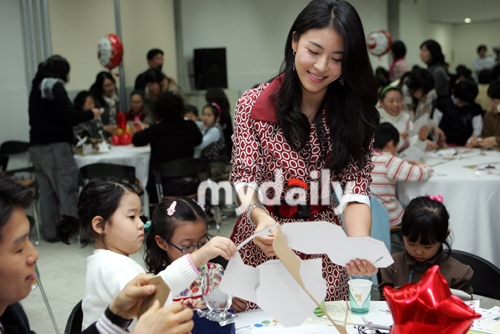 国女演员河智苑8日下午参加了在首尔江南区举