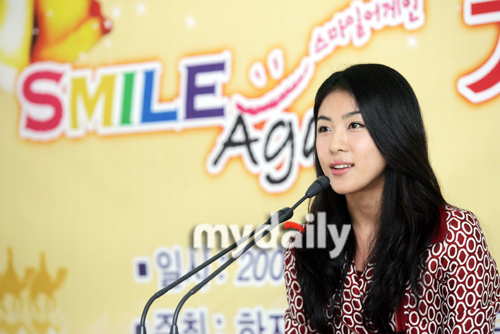 国女演员河智苑8日下午参加了在首尔江南区举