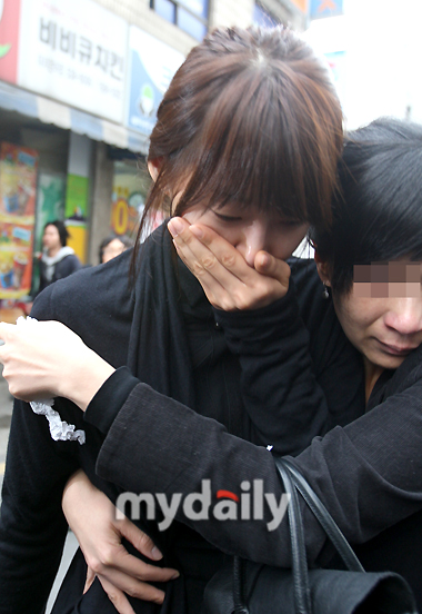 演员韩智慧参加了李东健妹妹的葬礼