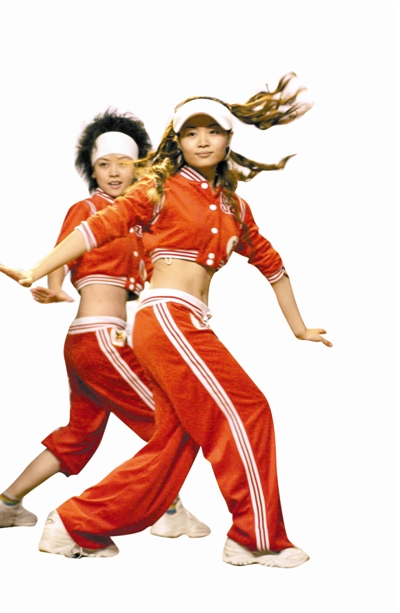 宽大的舞台、动感的音乐…… 快速移动来跳zumba_影音娱乐_新浪网