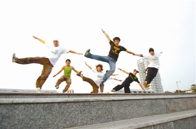 宽大的舞台、动感的音乐…… 快速移动来跳zumba_影音娱乐_新浪网