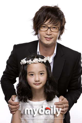 歌手朴学基的女儿郑妍因为有着像娃娃一样的外