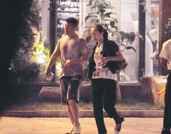 那英与老公外出享受美食