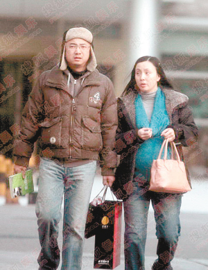 陶虹做产检老公徐峥贴身呵护