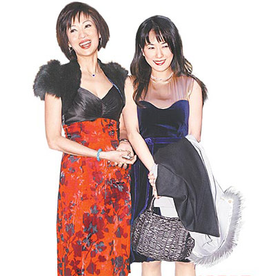 戈伟如(右)昨在介绍人温翠苹陪伴下,开心受访。 台女星戈伟如再婚不穿婚纱老公赠千万婚戒(图)