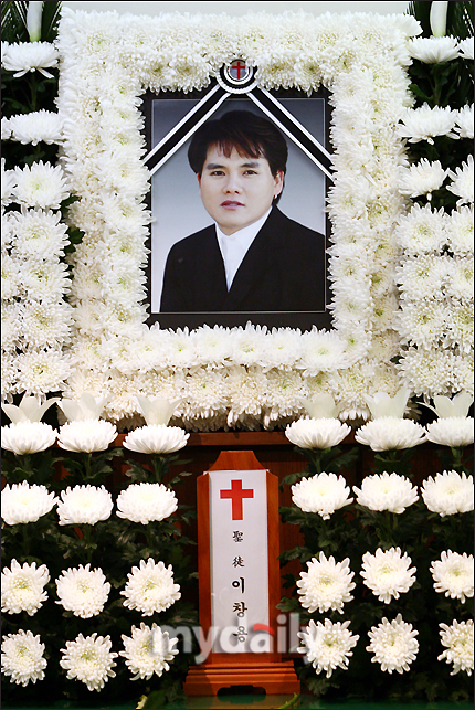 韩国trot歌手李昌容的出殡仪式14日上午在京畿