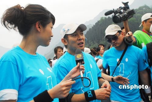 2009年5月10日，在“5·12”汶川大地震震中映秀镇，李连杰携吴彦祖、林心如、钟丽缇、柯以敏、钟汉良、沈星、张杰等众多明星义工，开展中国红十字会壹基金主办的“壹家人，壹起走”大型户外援建灾区公益活动。中新社发善平 摄