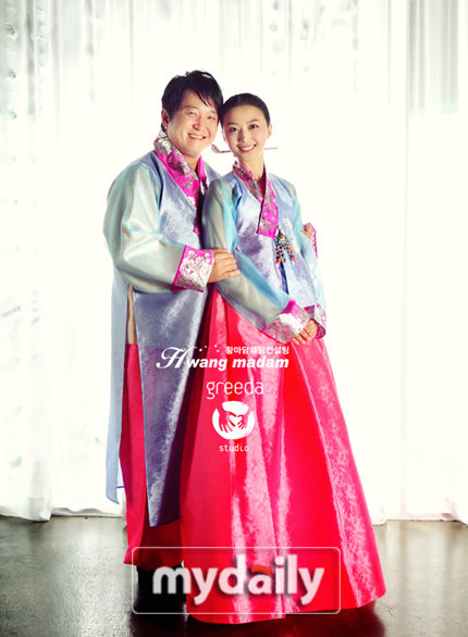 搞笑艺人郑形顿和他的准新娘韩宥拉一起拍摄了