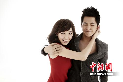 杨洋蒋梦婕拍情人节情侣照亲密似“唇蜜”(图)