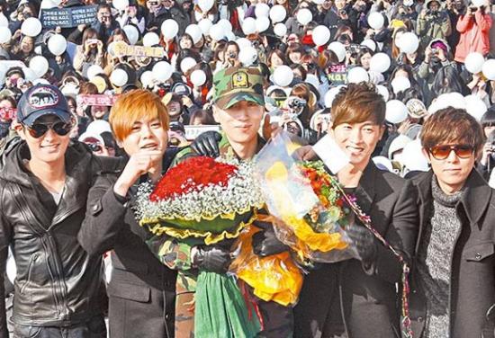 韩前H.O.T成员李在元退伍昔日五成员齐聚(图)