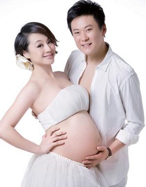 曹颖爱子出生50多天首次露出庐山真面目(图)