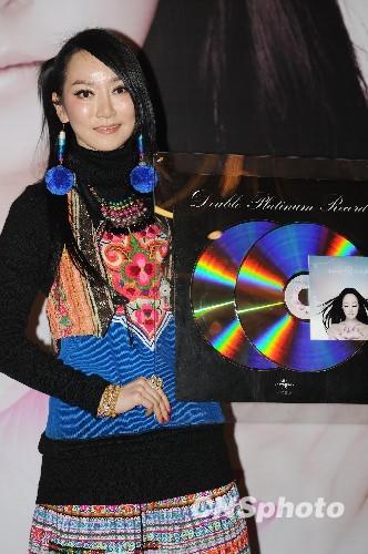 萨顶顶自曝靠听李玉刚歌找回女人味