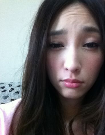 吴佩慈微博晒疲惫丑照 抬头纹明显(图)