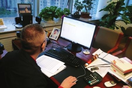 ���й����Ҹ����񡱴�ʼ�ˣ�����ֻ�ǹ۲��߲��䵱��ѧ��ֵ�ļ���ʦ