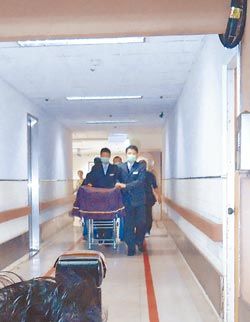 徐华凤家属今(7日)上午10点开放至亲好友到台中殡仪馆小灵堂8号致意,9日上午8时举行告别式。 徐华凤遗体蒙布移走老公双手合十曝遗言(图)