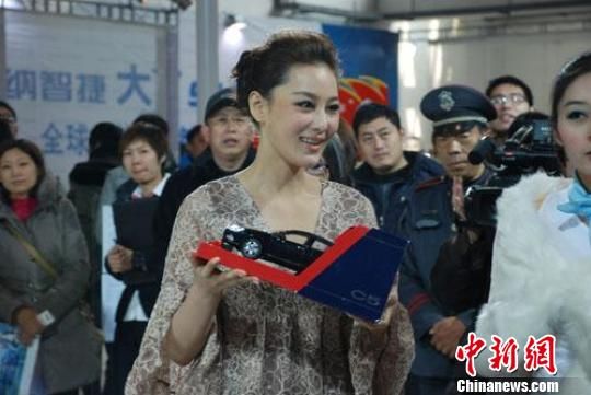 张馨予圣诞忙捞金被问吴卓羲笑而不语(图)