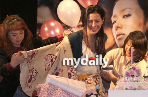 孙艺珍影迷会上怕走光 亮嗓开唱回馈粉丝【图】