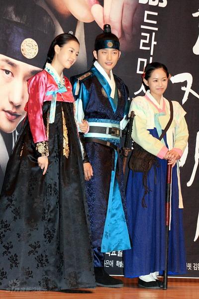 图文：李准基《一枝梅》将播--朴时厚与两女星