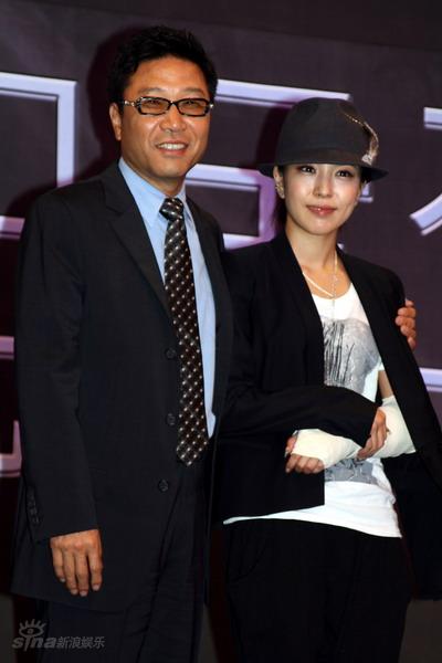 图文:宝儿进军美国记者会--宝儿与老板李秀满