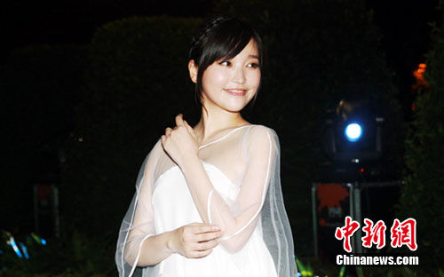 组图：金莎白色薄纱裙甜蜜亮相被赞似女神
