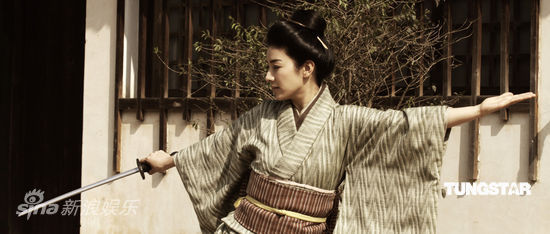 图文:黄奕演活女侠秋瑾-舞剑