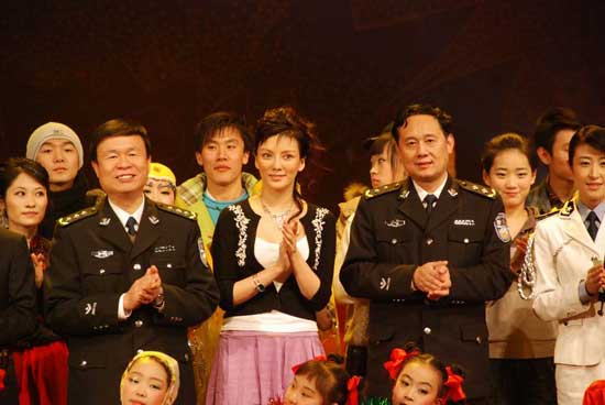 公安部官兵迎新春 红色艺人彭丹献唱警民和谐情