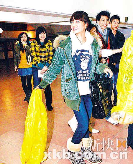 陈奕迅台湾雨中开唱 蔡依林梁静茹冒雨捧场【图】