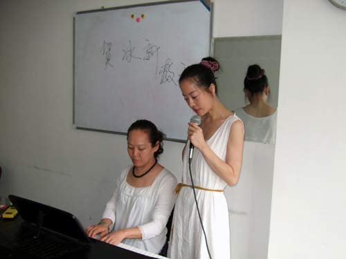 郑楚蓉拜师贺冰新学声乐与刘亦菲同门