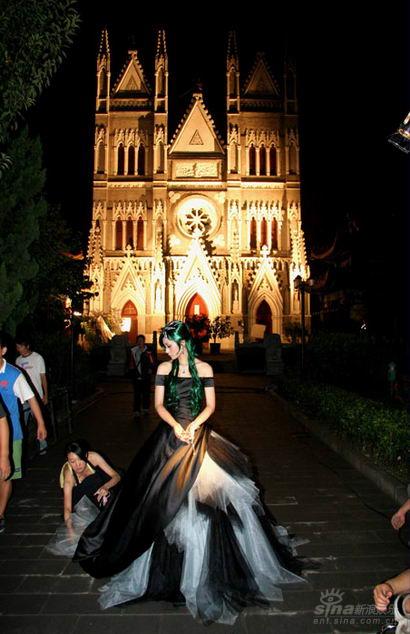 严丹丹教堂拍MV 《第三个人的爱》夜戏遇暴雨