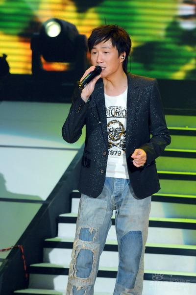 郑中基台湾演唱会首场满座 感谢歌迷等他八年