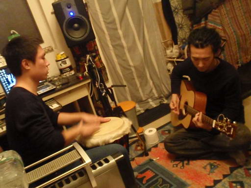 鼓手小亮与吉他手宋捷正在合练