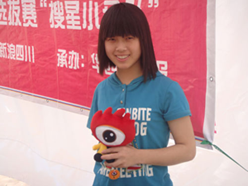 西华大学独臂女孩吴妮笑闯"快女" 正当队员们面对填写资料的美女们忙