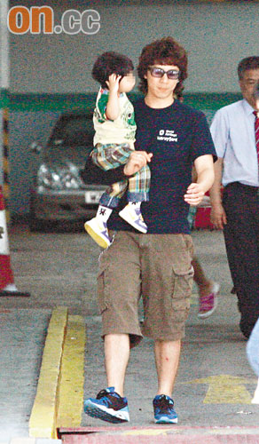 谢安琪为儿子庆祝生日 一家人吃特价点心(图)