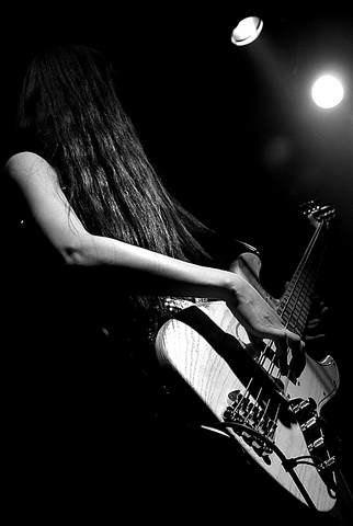 布衣畅演云南 美女贝斯手孕妇也摇滚