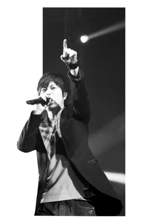 五月天演唱会昨晚上海举行唱圣诞歌发糖果玩偶