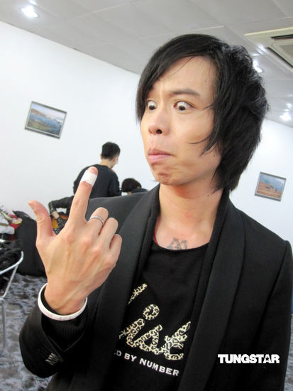 dash弹吉他投入手指流血