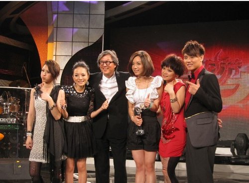 萧敬腾助唱《一眼瞬间》余超颖星光大会夺冠