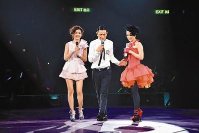Twins现身华仔演唱会齐搞怪“快递”奖杯