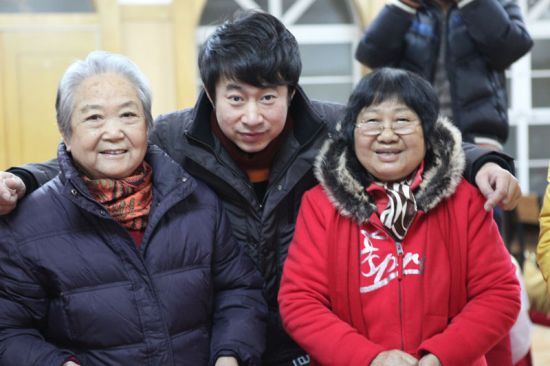 孙辉弹唱《没有车没有房》与孤寡老人欢度春节